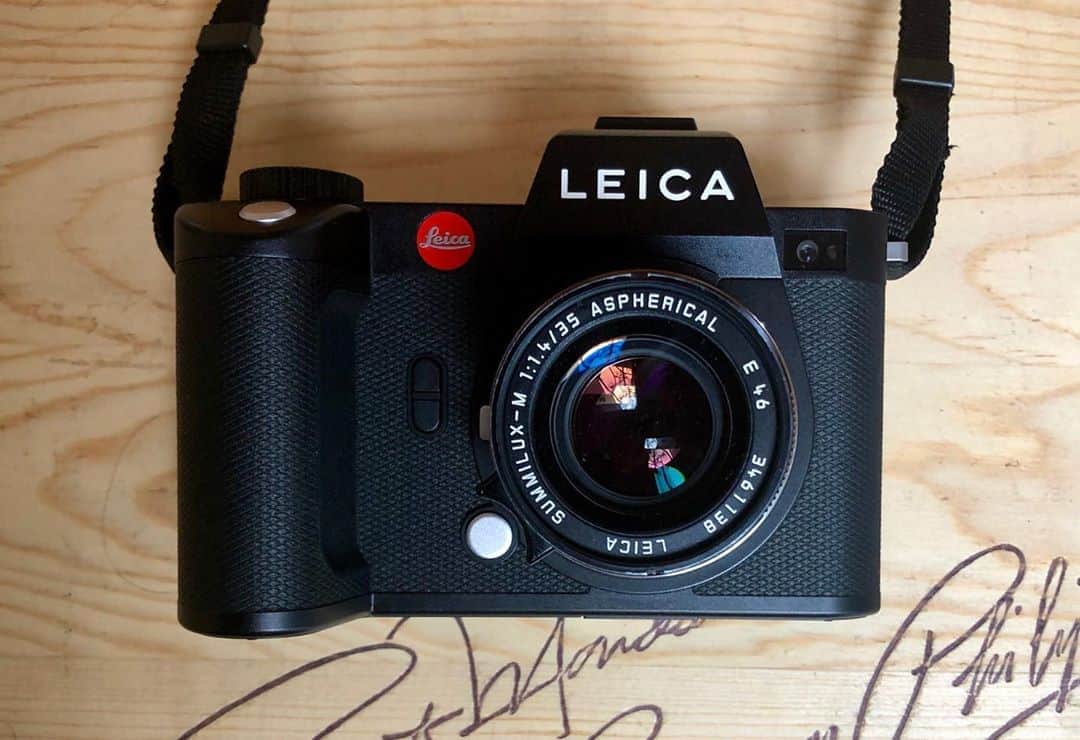 稲垣雅彦のインスタグラム：「Leica SL2  エルゴノミクスデザイン フルメタル防塵防滴 ボディ内手ぶれ補正 クリアなEyeRes576万ドット電子ビューファインダー 瞳AF 美しいシネモード ポジのように美しいLeica FOTOS2.0 そしてLマウントアライアンスによるパナソニックとシグマ社のレンズ互換 . . ＃ショーのバックステージ　＃ナタリィア  #ライカ #leicasl2 #leica #ライカsl2」