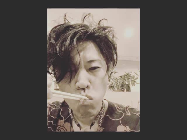 のインスタグラム：「高松、久しぶり歌えて、本当嬉しかった。 そして今日は、初めて歌う街、高知。 ぶらりふたり放浪記、西広ショータにいろんな街の歌の場所を紹介してもらって、感謝ばかりす！！ 今日もたくさん歌おうんー 昨日移動して、ホテルロビーでお土産でもらったタコ焼き食べたー！うまかったぁ！ 久しぶりの普通のホテルのお風呂も、 めちゃ、嬉しかった！ 今日も今日をたのしんでゴー ハッスル！」