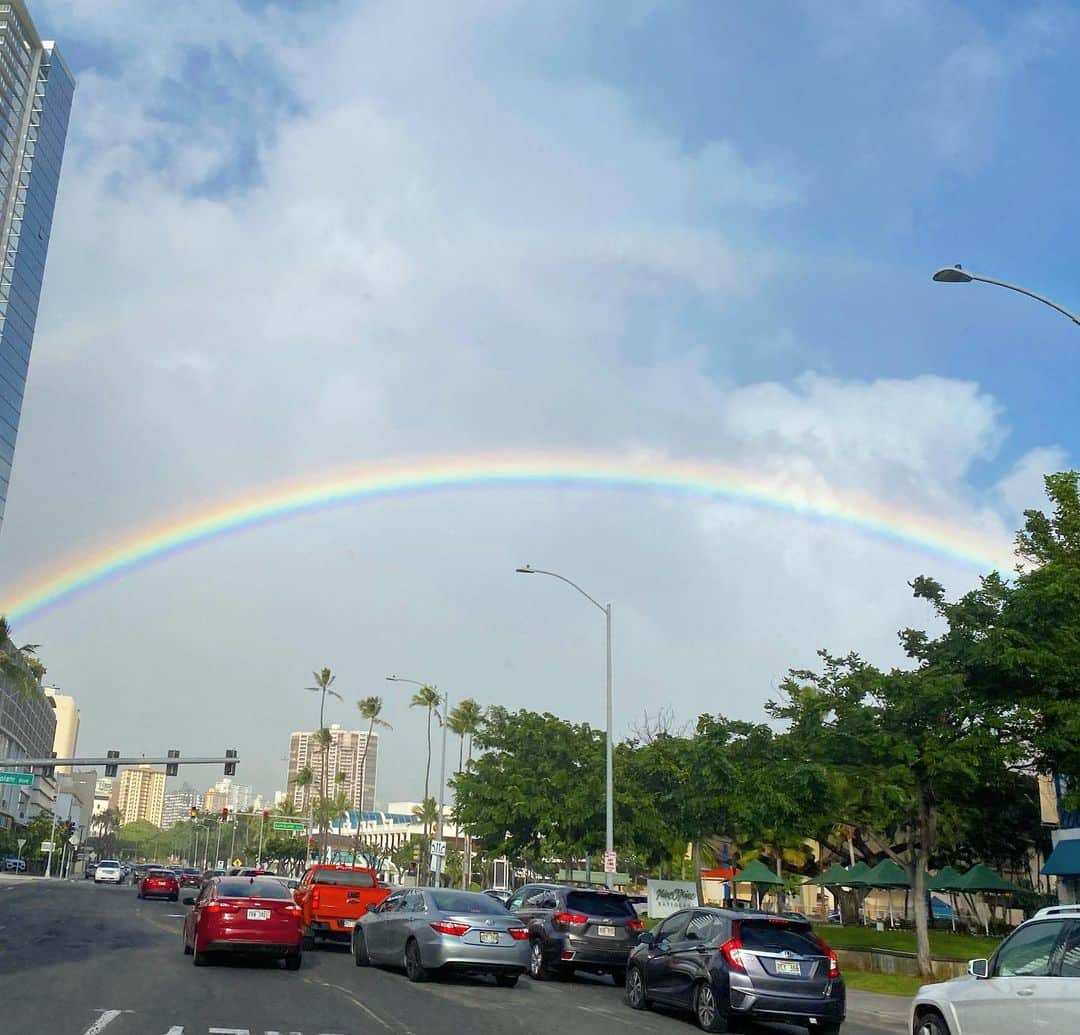 マキ・コニクソンさんのインスタグラム写真 - (マキ・コニクソンInstagram)「Wow!!! 虹だぁ！ それもダボー！🌈🌈　今日二回目！✌🏼 一気に気持ちがパァ〜って明るくなった！ 今日はシャワーが多いから本当に最高！👍🏼 虹ちゃん有難う！ #虹のおすそ分け🌈  #今日は虹日和」11月24日 11時14分 - makikonikson