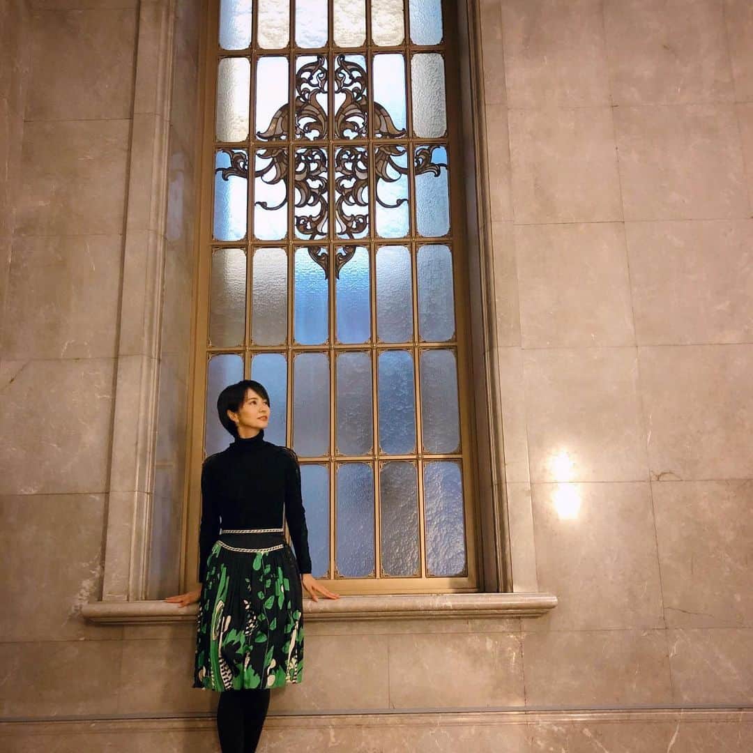 村井美樹さんのインスタグラム写真 - (村井美樹Instagram)「東京国立博物館の本館の建築は威風堂々とした佇まいで好き☺️✨ . メインの大階段にステンドグラス、アールデコ調の照明、採光屋根の格天井、宝相華文様の壁。どこを撮っても絵になるなぁ。 1937年竣工の重要文化財です。 . この時のトップスはトーハクの雰囲気に合わせて、@frenchpave_official  の黒のタートルニット。袖のレースがクラシカルなデザインでお気に入りです。スカートは10年以上前から持ってるツモリチサト。 . #東京国立博物館 #東京国立博物館本館 #レトロ建築 #アールデコ #ステンドグラス #トーハク #frenchpave #tumorichisato」11月24日 11時15分 - miki_murai_