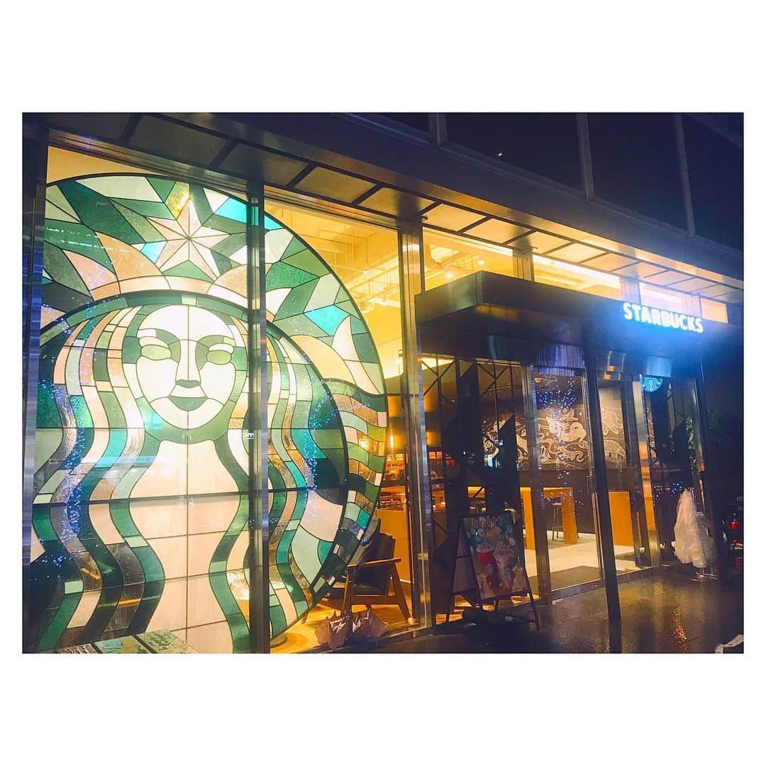 藤森香衣さんのインスタグラム写真 - (藤森香衣Instagram)「新田町ビル店。 ・ 10月に新しく田町にオープンした、スタバ。  外のステンドグラス、最高✨ 日本じゃないみたいなデザイン。  中も天井が高く、1席ずつが広くて、とても快適。  なんか大人っぽくて好き。  #starbucks #starbuckscoffee  #coffee #cafe #tokyo  #スターバックス #スタバ #ステンドグラス #コーヒー #カフェ #新田町ビル店 #田町 #TSUTAYAのすぐ近く」11月24日 11時22分 - kaefujimori
