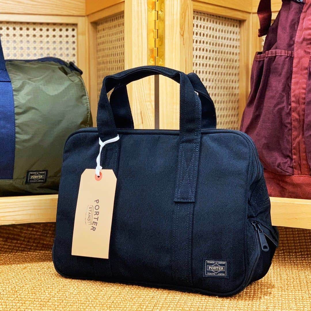 PORTER STANDさんのインスタグラム写真 - (PORTER STANDInstagram)「『PORTER STAND KYOTO』  こんにちは。 本日は、ご好評いただいている「ポーター タンゴブラック」シリーズよりエレガントバッグをご紹介いたします。このシリーズは、京丹後地方の伝統的な織物「丹後ちりめん」の技術を用いた吉田カバンオリジナル生地を採用しました。ちりめん織りと平織りが交互に入り、黒一色ながらも織りによってボーダー柄を表現しています。また、ちりめんは正装用の生地としても多く使われるため、「黒」の色にもこだわり、フォーマルブラックと言われる深みのある黒色に染め上げています。本日ご紹介するエレガントバッグは、ファスナーの開閉によってマチ幅を簡単に変えられる機能が魅力のアイテムです。 是非店頭でお手にとってご覧ください。  ポータータンゴブラック エレガントバッグ（S） ￥22,500（税別)  #yoshidakaban #porter #吉田カバン #ポーター #luggagelabel #porteryoshida #porterflagshipstore #porterstand #madeinjapan #japan #shinagawa #tokyo #station #kyoto #tangoblack #black #elegantbag」11月24日 11時23分 - porter_stand