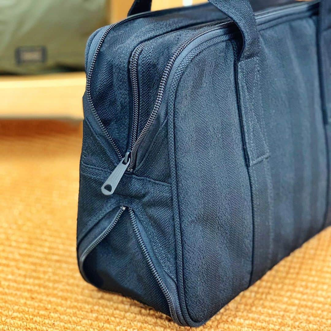 PORTER STANDさんのインスタグラム写真 - (PORTER STANDInstagram)「『PORTER STAND KYOTO』  こんにちは。 本日は、ご好評いただいている「ポーター タンゴブラック」シリーズよりエレガントバッグをご紹介いたします。このシリーズは、京丹後地方の伝統的な織物「丹後ちりめん」の技術を用いた吉田カバンオリジナル生地を採用しました。ちりめん織りと平織りが交互に入り、黒一色ながらも織りによってボーダー柄を表現しています。また、ちりめんは正装用の生地としても多く使われるため、「黒」の色にもこだわり、フォーマルブラックと言われる深みのある黒色に染め上げています。本日ご紹介するエレガントバッグは、ファスナーの開閉によってマチ幅を簡単に変えられる機能が魅力のアイテムです。 是非店頭でお手にとってご覧ください。  ポータータンゴブラック エレガントバッグ（S） ￥22,500（税別)  #yoshidakaban #porter #吉田カバン #ポーター #luggagelabel #porteryoshida #porterflagshipstore #porterstand #madeinjapan #japan #shinagawa #tokyo #station #kyoto #tangoblack #black #elegantbag」11月24日 11時23分 - porter_stand