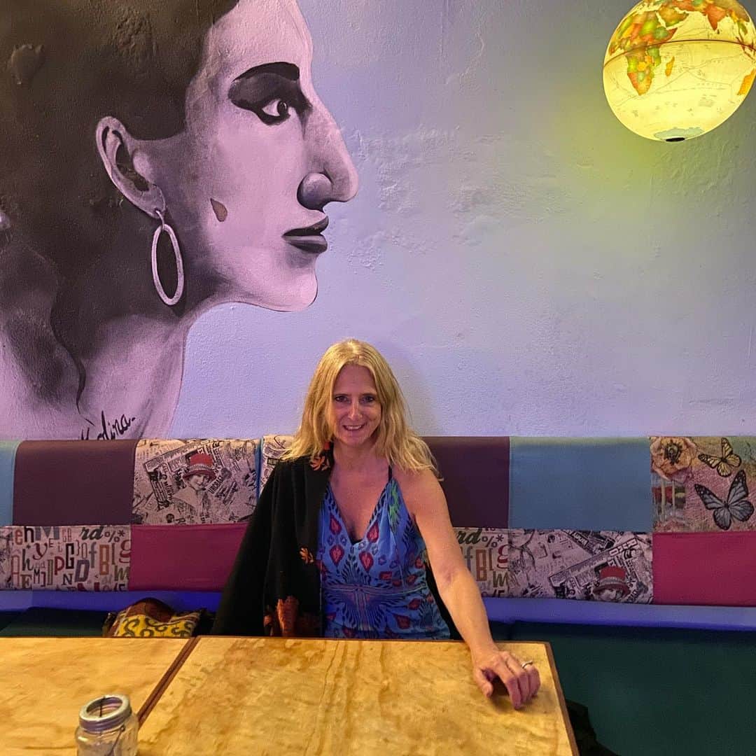 ナネットレポーのインスタグラム：「We thought we were going home today, but thanks to Jet Blue canceling our flight after a 6 hour delay we got one more night in Cartegna. 😁😟😂」