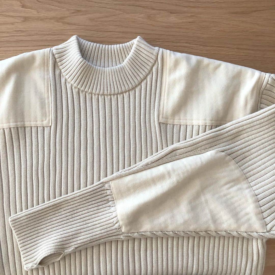 Mameのインスタグラム：「#HYKE 2019FW ベージュのミリタリーニット&ブラックのリブニット✨」
