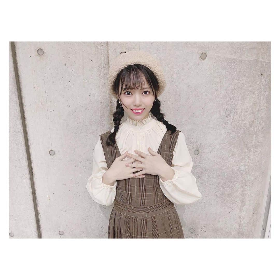 のインスタグラム：「図書館で出会った君を恋に落とす女の子です🤫💞﻿ ﻿ ﻿ ﻿ #私服#秋服##fallfashion#冬服#winterfashion﻿#ブラウン #ブラウンコーデ  #ベレー帽#emsexcite#エムズ﻿ #ブラウス#ジャンパースカート#レクラン﻿ #靴#majesticlegon#ヘアアレンジ#みつあみ#三つ編み#珍しい﻿ ﻿ #図書館#文学少女#本#イメージです笑」