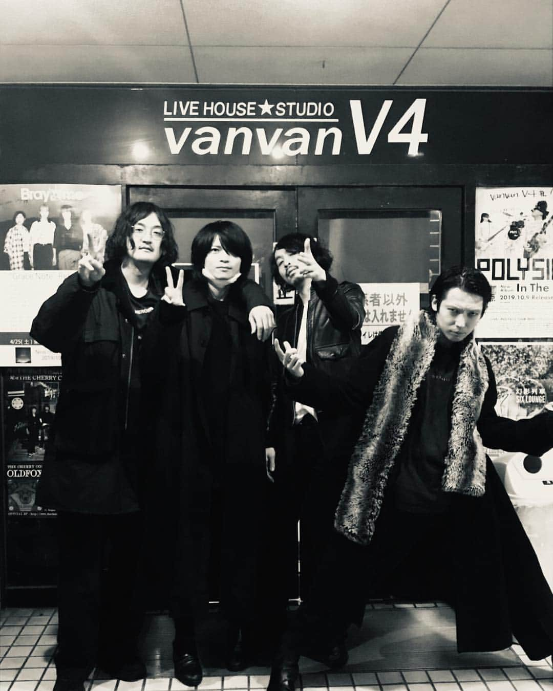 THE NOVEMBERSさんのインスタグラム写真 - (THE NOVEMBERSInstagram)「金沢VANVAN V4にて、 天使たちのピクニック、終了†  未来は俺等の手の中  #thenovembers  #ANGELS #picnic」11月24日 22時19分 - the_novembers