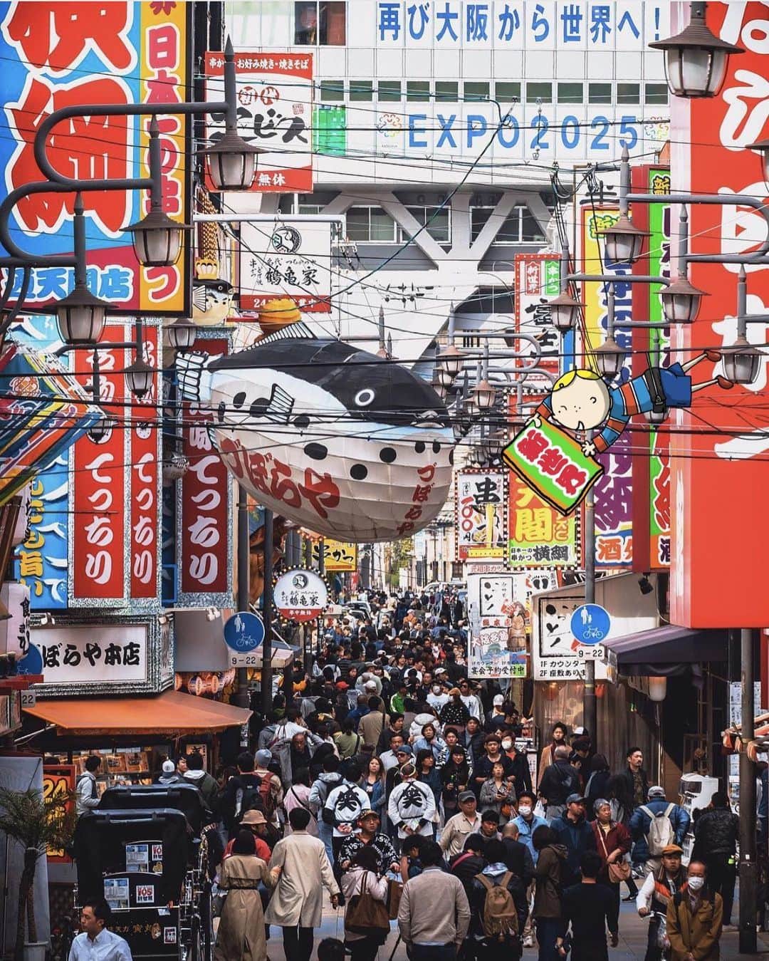 のインスタグラム：「The excitement never ends in the New World - Shinsekai! Experience the power of Osaka right here!  新世界はいつも活気にあふれてるよ😆 大阪のパワーを体感してみて！！ ————————————————————— #maido #withOsakaBob #OsakaBob #osakatrip #japan #nihon #OSAKA #OsakaJapan #大坂 #오사카 #大阪 #Оsака #Осака #โอซาก้า #shinsekai #tsutenkaku #通天閣 #新世界」