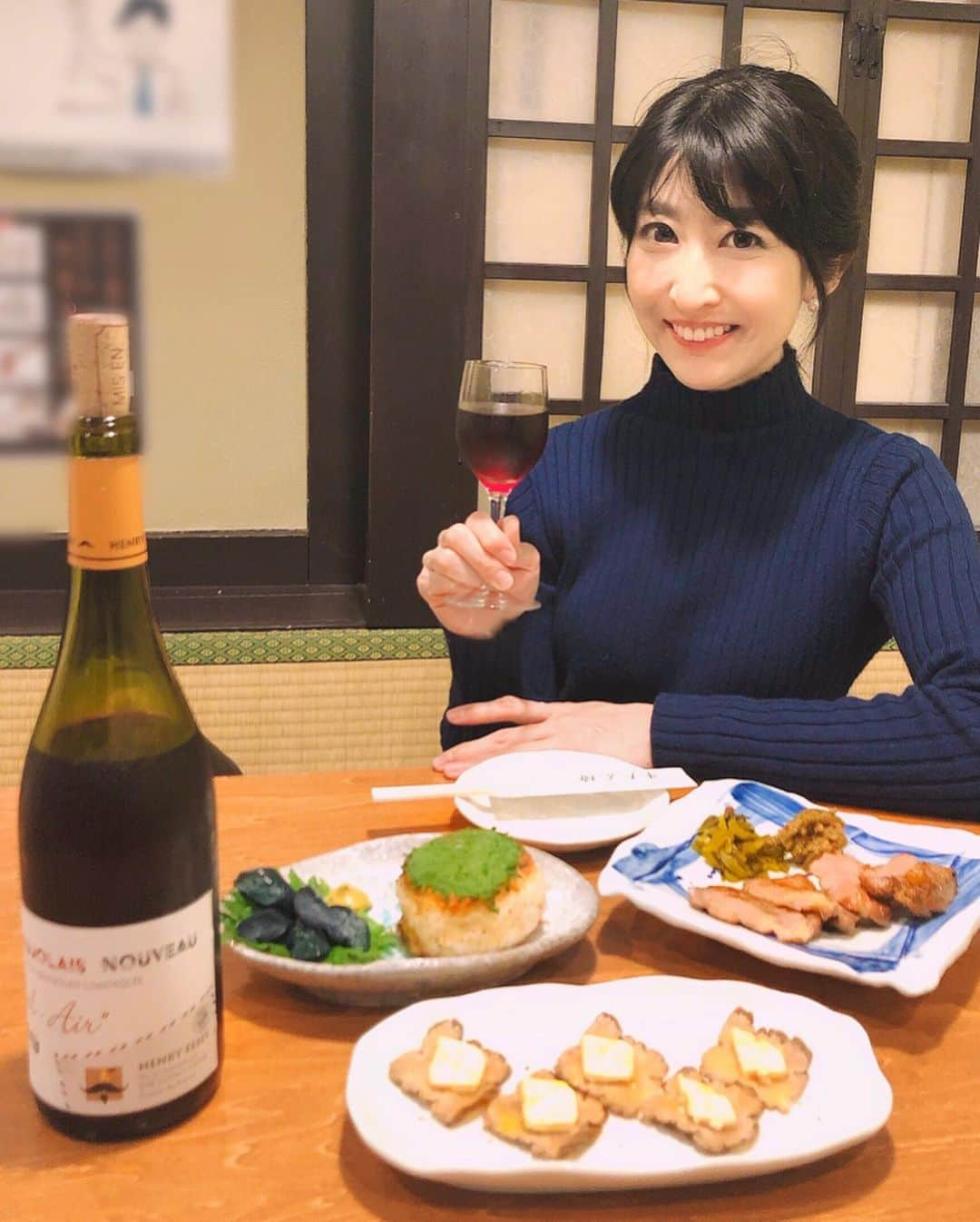 土屋香織さんのインスタグラム写真 - (土屋香織Instagram)「ꕥ. 2019 Beaujolais nouveau 🍷 みなさんもう飲みましたか？ . 今年のボジョレーヌーボーを味わいに 牛タンひらつか駅前店へ @gyutanhiratuka . 今年のボジョレーは フレッシュで丸みがある味わい( ˘͈ ᵕ ˘͈ ) 和食にもとってもよく合いました！ 肉厚な牛タンといぶりがっこチーズと しそと梅とお味噌の焼きおにぎりと一緒に 美味しくいただきました✩︎⡱ （中でも焼きおにぎりが好みすぎました♡） . ボジョレーヌーボーは 10℃～13℃くらいに軽く冷やすと 最も美味しく飲むことができるそう。 こちらのお店では 冷えたボジョレーも 常温のボジョレーもどちらも用意がありました🍷 生産地のフランス・ボジョレー地区では 解禁日を祝うイベントが4～5日間続いて 街中がボジョレーヌーボーで一色になるのだとか🍇 私も解禁をお祝い🥂かんぱーい⸜(๑⃙⃘'ᵕ'๑⃙⃘)⸝⋆︎* みんなで飲みましょ♪ . . . #ボジョレーヌーボー #アンリフェッシ #ボジョレンジャー #ボジョレーヌ #pr #牛タンひらつか駅前店 #ワイン好きな人と繋がりたい #ワイン #ワイン好き #ワイン大好き #ワイン部 #ワイン女子 #🍷 #🇫🇷 #グルメな人と繋がりたい #ワインパーティー #ワインのある暮らし #ワインスタグラム #ワイン好きと繋がりたい #ボジョパ #肉食 #肉食女子 #お肉大好き #肉スタグラム #肉テロ #肉食女子 #肉食 #湘南グルメ #平塚グルメ #牛タン」11月24日 22時21分 - kaorintsuchiya