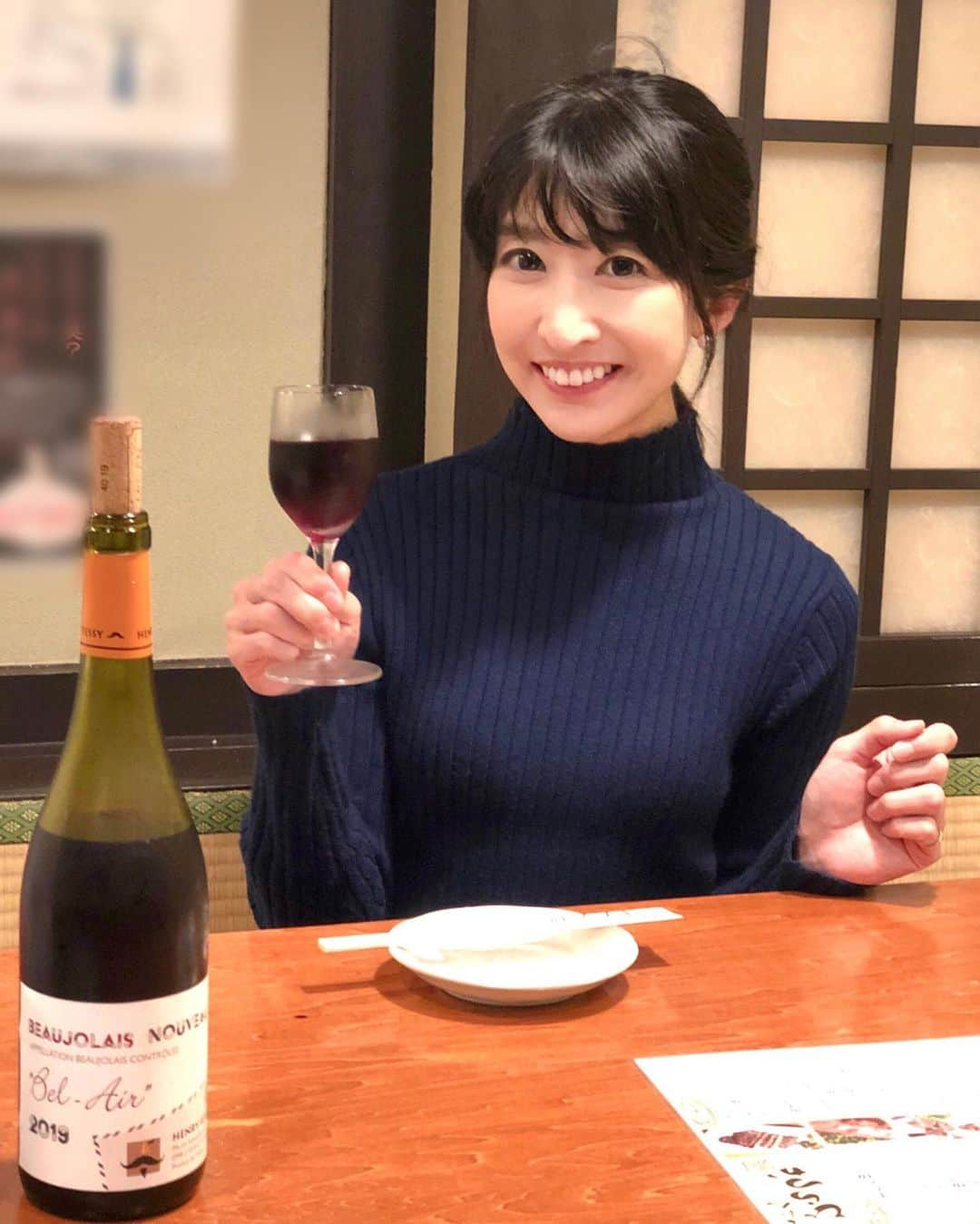 土屋香織さんのインスタグラム写真 - (土屋香織Instagram)「ꕥ. 2019 Beaujolais nouveau 🍷 みなさんもう飲みましたか？ . 今年のボジョレーヌーボーを味わいに 牛タンひらつか駅前店へ @gyutanhiratuka . 今年のボジョレーは フレッシュで丸みがある味わい( ˘͈ ᵕ ˘͈ ) 和食にもとってもよく合いました！ 肉厚な牛タンといぶりがっこチーズと しそと梅とお味噌の焼きおにぎりと一緒に 美味しくいただきました✩︎⡱ （中でも焼きおにぎりが好みすぎました♡） . ボジョレーヌーボーは 10℃～13℃くらいに軽く冷やすと 最も美味しく飲むことができるそう。 こちらのお店では 冷えたボジョレーも 常温のボジョレーもどちらも用意がありました🍷 生産地のフランス・ボジョレー地区では 解禁日を祝うイベントが4～5日間続いて 街中がボジョレーヌーボーで一色になるのだとか🍇 私も解禁をお祝い🥂かんぱーい⸜(๑⃙⃘'ᵕ'๑⃙⃘)⸝⋆︎* みんなで飲みましょ♪ . . . #ボジョレーヌーボー #アンリフェッシ #ボジョレンジャー #ボジョレーヌ #pr #牛タンひらつか駅前店 #ワイン好きな人と繋がりたい #ワイン #ワイン好き #ワイン大好き #ワイン部 #ワイン女子 #🍷 #🇫🇷 #グルメな人と繋がりたい #ワインパーティー #ワインのある暮らし #ワインスタグラム #ワイン好きと繋がりたい #ボジョパ #肉食 #肉食女子 #お肉大好き #肉スタグラム #肉テロ #肉食女子 #肉食 #湘南グルメ #平塚グルメ #牛タン」11月24日 22時21分 - kaorintsuchiya