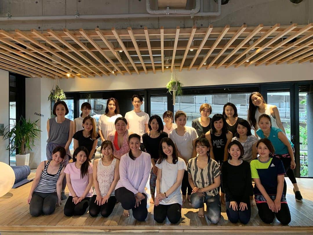 エリナ シルカのインスタグラム：「山田ローラとゆる〜くヨガ第二回 無事に終わりました😊🧘‍♀️ 普段あんまり緊張しないはずなのに、レッスン前に急にドキドキしちゃって…日本語がガタガタになったにもかかわらず、暖かく見守って、ちゃんとついてきてくれた皆様には感謝いっぱいです(^^) 素敵なロケーションを貸して頂いたカフェbpm、サポートをしてくれたあづバァレナバァ、本当にありがとうございました😊  また近々やりたいな！ 次回は英語でのヨガも考え中〜！ #ヨガインストラクター #ヨガイベント #ヨガレッスン #ヨガインストラクター  #ヨガ #池尻大橋カフェ #ヨガスタジオ #feelbpm」