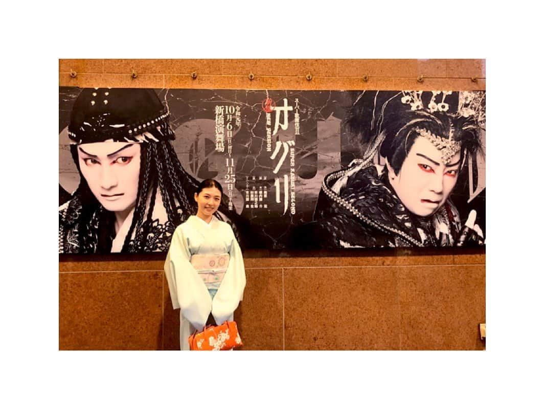 川村亜紀さんのインスタグラム写真 - (川村亜紀Instagram)「パステル尽くしのお着物コーディネートに大切な利休バッグを合わせて向かった先は、新橋演舞場でした。 利休バッグの詳細は、また今度載せさせていただきます。 「スーパー歌舞伎Ⅱ 新版オグリ」を観させていただきました。 伝統芸能に最新技術の映像を組み合わせた演出に全く違和感なく入り込めました。 面白くて笑って、感動して泣いて。  新版オグリのテーマのひとつ「人は幸せになるために生まれてくる。」 綺麗事でもいい能天気な考えだと思われてもいいけれど、忘れずにいたいと思います。 だって、そうありたいし、そうであって欲しい。 自分でも自分以外の大切なあの人もその人も。 みんながそう感じられる世の中でありますように。 演出家としての市川猿之助さんのお気持ちを感じられた作品でした。 とても充実したお時間を持つことができました。ありがとうございます。  お席のお手配をしてくださり、この場を借りてお礼申し上げます。 ありがとうございました😊 #スーパー歌舞伎 #スーパー歌舞伎ⅱ新版オグリ #新橋演舞場 #人は幸せになるために生まれてくる #スーパーリストバンド #買っておけばよかったかな  #お着物 や #花街 #歌舞伎 など #日本の伝統 が長く守られ受け継がれますように。 #kimono #kimonocordinate #japanesekimono #japanesetradition #beautifultradition #lovekimono  #instakimono  #お着物 #お着物コーディネイト #日本の伝統 #守るべきもの #帯とお着物 #帯締めと帯揚げ #お草履とバッグ #帯留め #組み合わせが楽しい  #袷 #小紋 #二部式帯 #京都一加 さん #長吉呉服店 さん #亜紀の和装記録」11月24日 20時49分 - _aki1015_