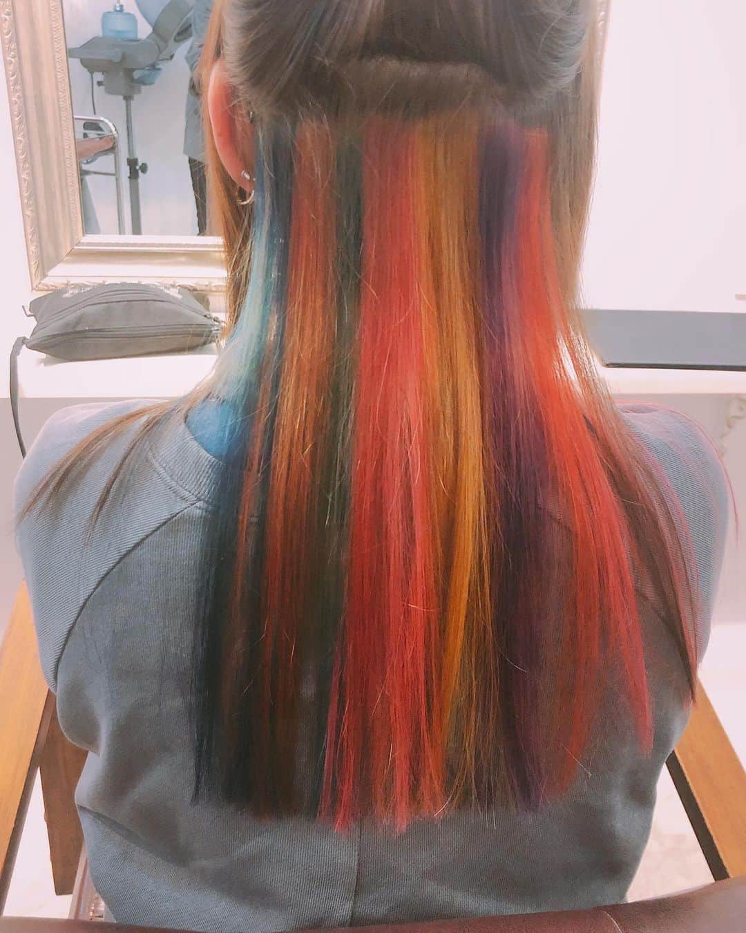 ダーブロウ有紗さんのインスタグラム写真 - (ダーブロウ有紗Instagram)「恐らく 年内最後のレインボーカラー🌈 ちょっと色が抜けてきてるレインボーも好きなんだけど、やっぱり染めたては鮮やかで綺麗🧡 前髪も久しぶりにぱっつん気味に✂︎ ちゅんさん @choonmi ありがとうございました🥰  #rainbow  #インナーカラー」11月24日 20時49分 - alisadurbrow