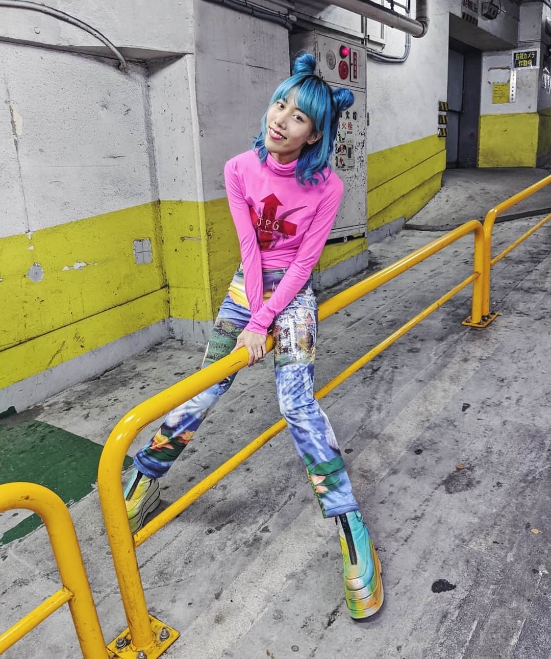 草野絵美のインスタグラム：「💗Emi.jpg 🤳💗 thank you 4 styling magic  @bunta.r 🧚‍♂️ . . . #shockingpink #jpeg」