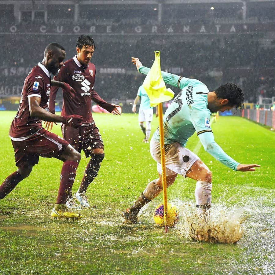 インテルナツィオナーレ・ミラノさんのインスタグラム写真 - (インテルナツィオナーレ・ミラノInstagram)「FIGHTING IN THE RAIN 😱🌧💦 #TorinoInter #Inter #ForzaInter #SerieA #Football」11月24日 20時54分 - inter