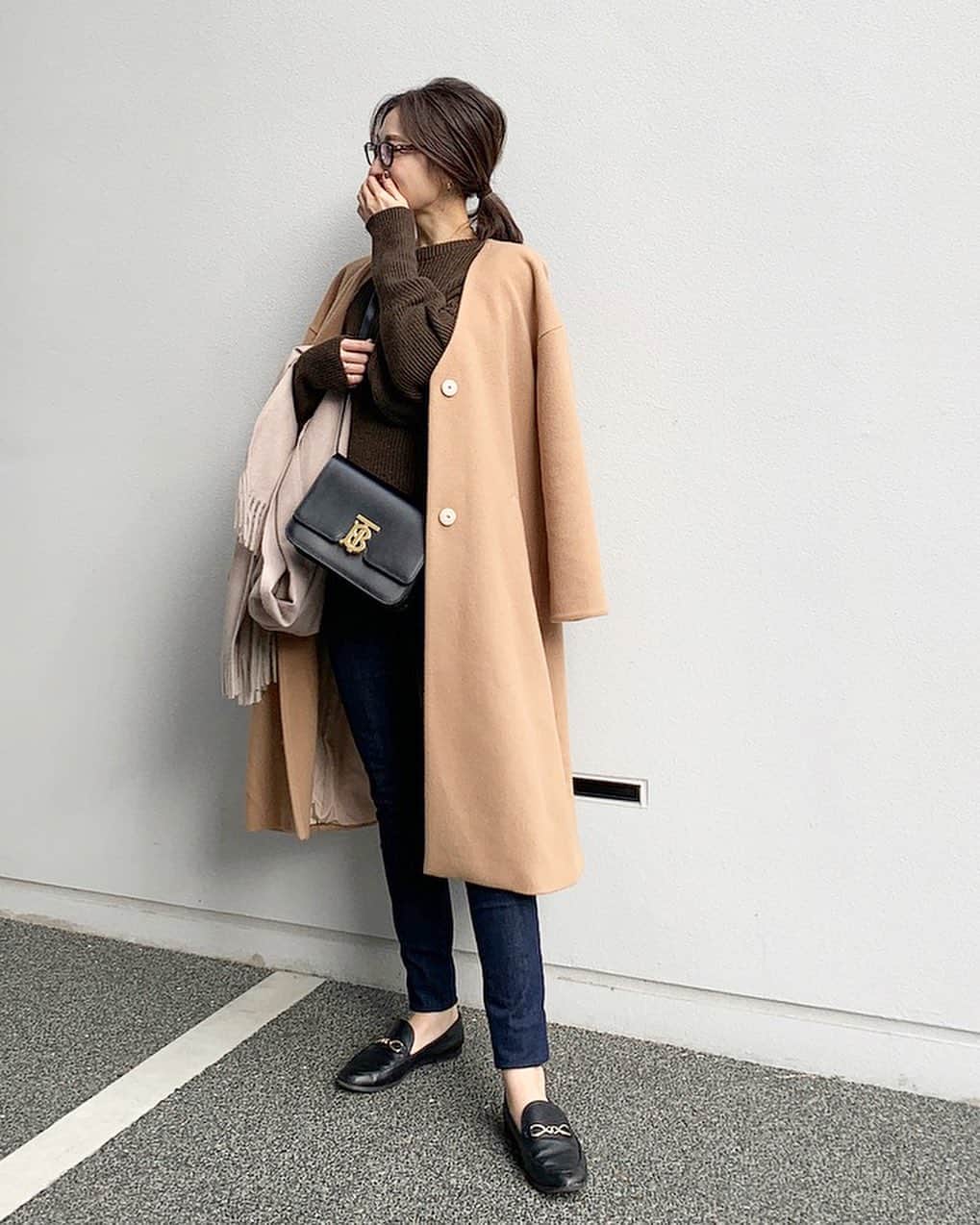 金子麻貴さんのインスタグラム写真 - (金子麻貴Instagram)「チョコレート×キャメル🍫  @stylebar.jp のコクーンコートはライナー付きで取り外せるからこの日は外してコートだけ。ボリュームスリーブニットを着ても袖がもたつかなくて良かった👍  #fashion#stylebar#regleam#zara#Burberry#コート#スタイルバー#シンプルコーデ#ローファー#ママコーデ#ニット」11月24日 21時04分 - mtmmaki