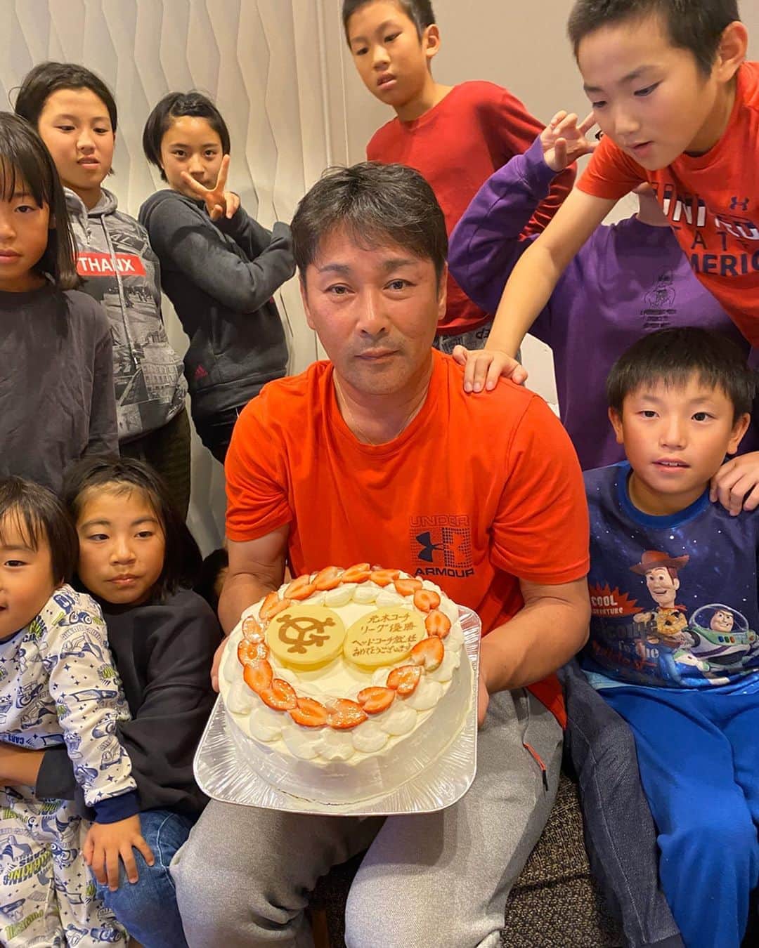 元木大介のインスタグラム：「学童野球のチームのみんなが リーグ優勝とヘッドコーチの就任祝いをしてくれました！ 嬉しいです😊 #元木の一言  #元木大介 #日本 #japan #プロ野球 #野球 #読売ジャイアンツ #ジャイアンツ #巨人 #giants #baseball」