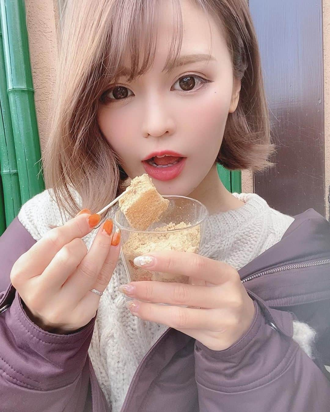 ななぴさんのインスタグラム写真 - (ななぴInstagram)「和菓子の中で﻿ わらびもちが1番すき🤤💓﻿ ﻿ 京都行ってました🍂﻿ ﻿ 寒かったけど新しいアウターと﻿ ワンピで防寒完璧だった🥰﻿ ﻿ onepiece @_ruruofficial_ ﻿ outer @snidel_official ﻿ ﻿ このワンピはざっくりしてて一枚で着れて﻿ めっちゃ可愛いしちょーあったかい﻿ 本当におすすめだよー！☻﻿ ﻿ ﻿ outerは色悩んだけど﻿ 普段はあんま選ばない﻿ 暗めのパープルにしてみた😈﻿ モフモフでお気に入り☺️﻿ ﻿ ﻿ ﻿ ﻿ #コーデ　#秋コーデ　#ニットワンピース　#白ニット　#ボブ　#ショートヘア　#ショートボブ　#ショートカット　#わらびもち　#食べ歩き　#京都旅行　#京都 #嵐山　#嵐山観光　#京都観光　#国内旅行　#紅葉　#秋服　#snidel #スナイデル　#ma1」11月24日 20時59分 - __nanapgram__