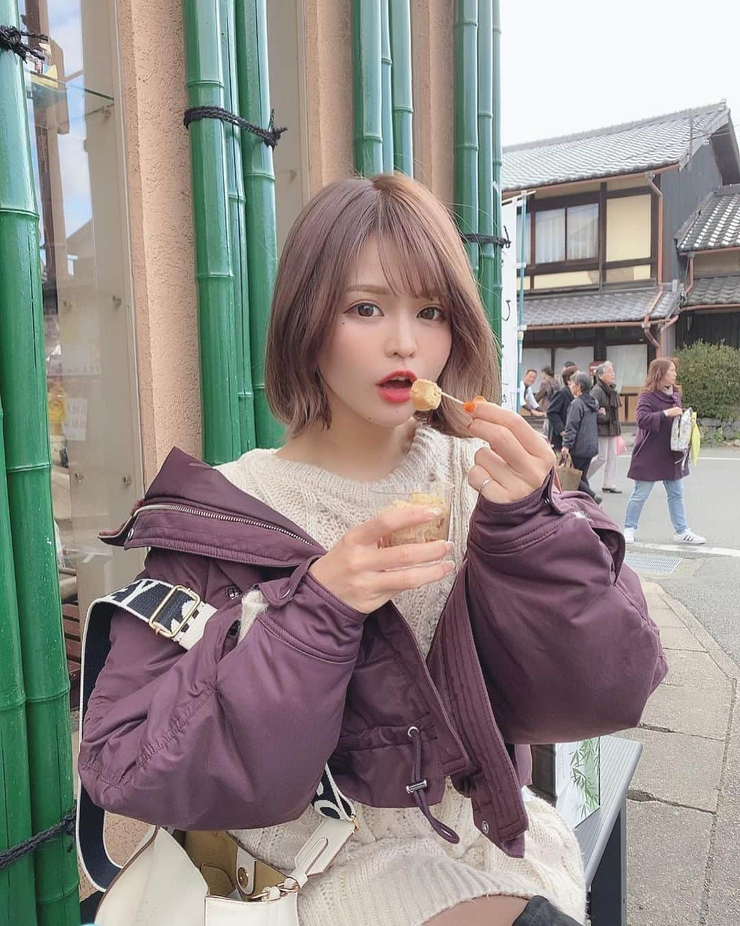 ななぴさんのインスタグラム写真 - (ななぴInstagram)「和菓子の中で﻿ わらびもちが1番すき🤤💓﻿ ﻿ 京都行ってました🍂﻿ ﻿ 寒かったけど新しいアウターと﻿ ワンピで防寒完璧だった🥰﻿ ﻿ onepiece @_ruruofficial_ ﻿ outer @snidel_official ﻿ ﻿ このワンピはざっくりしてて一枚で着れて﻿ めっちゃ可愛いしちょーあったかい﻿ 本当におすすめだよー！☻﻿ ﻿ ﻿ outerは色悩んだけど﻿ 普段はあんま選ばない﻿ 暗めのパープルにしてみた😈﻿ モフモフでお気に入り☺️﻿ ﻿ ﻿ ﻿ ﻿ #コーデ　#秋コーデ　#ニットワンピース　#白ニット　#ボブ　#ショートヘア　#ショートボブ　#ショートカット　#わらびもち　#食べ歩き　#京都旅行　#京都 #嵐山　#嵐山観光　#京都観光　#国内旅行　#紅葉　#秋服　#snidel #スナイデル　#ma1」11月24日 20時59分 - __nanapgram__