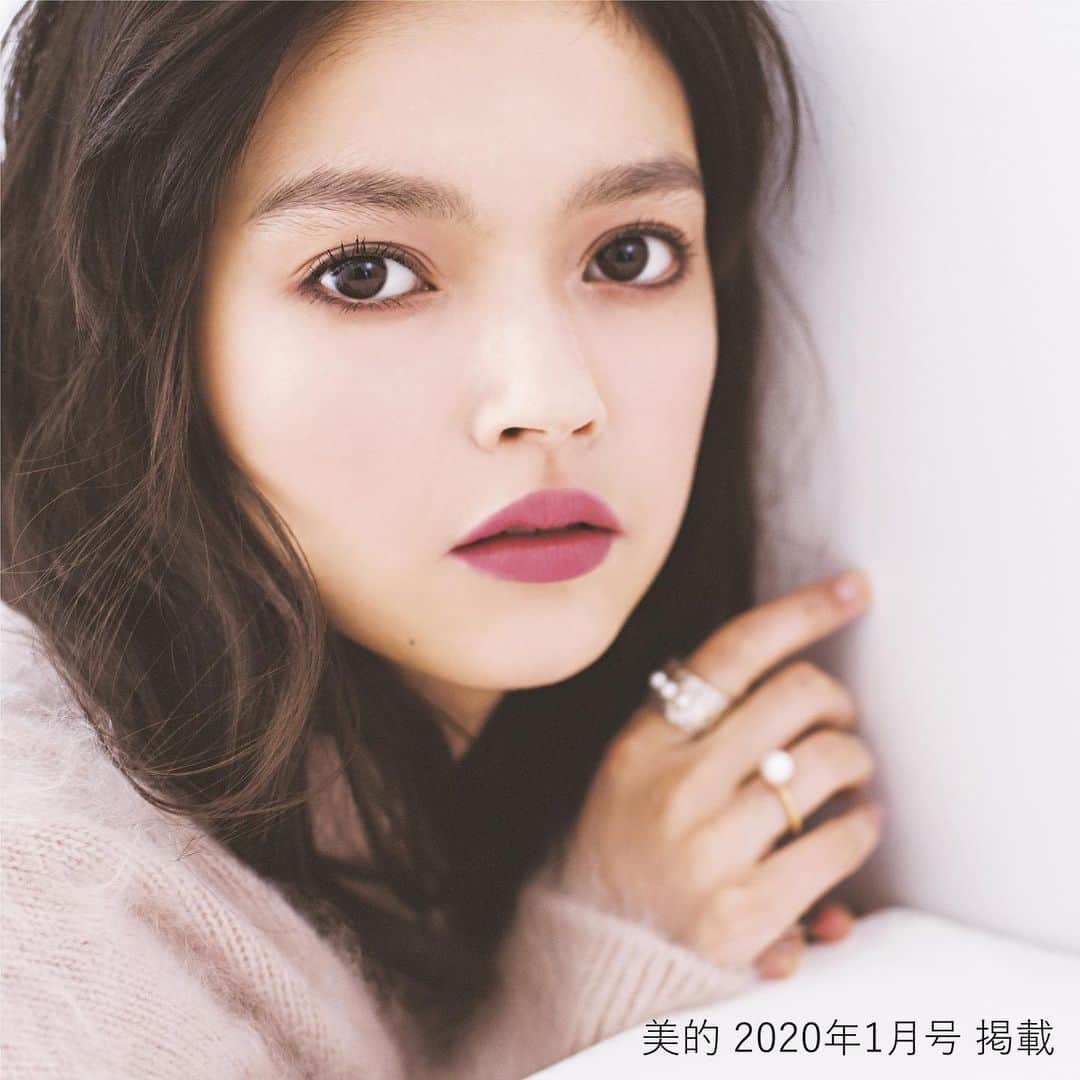 のインスタグラム：「ㅤ 小学館「美的」1月号(11/22発売) P92～93掲載 ㅤ フォーカス製品は、M・A・Cのリキッドファンデーション 「スタジオ フィックス フルイッド SPF15」 カバー力の高さ、24時間*続く化粧持ちの良さ、アジア人向け全24色展開で、 自分にぴったりの色が見つかる大人気の製品です。 美しいビジュアルをぜひ美的でチェックしてみてくださいね✨ ㅤ ㅤ * 化粧もち(色落ち)データ取得済み。(当社調べ。効果には個人差があります) ㅤ Photo:女鹿成二 Model:夏子 @natsuko93_official Makeup:池田ハリス留美子(M・A・C) @rumikoikedaharrismakeup Hair:RITSU(perle management) Styling：渡辺佳智 Direction:美的 ㅤ ㅤ ㅤ ㅤ ㅤ #MACCosmeticsJapan #MACコスメ #MACCosmetics #コスメ #メイク #美的 #studiofixfluid #スタジオフィックスフルイッド #リキッドファンデーション #ファンデーション #リキッドファンデ #ファンデ #カラバリ #ベースメイク #冬メイク #美肌 #ローズメイク #メイク法 #メイクレクチャー #makeup #basemakeup #liquidfoundation」