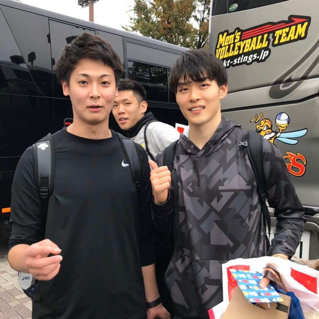 永露元稀さんのインスタグラム写真 - (永露元稀Instagram)「. 1st leg of the v league is just done today and 2nd leg will start from next week✌️ We have to get ready for that🙋‍♂️ . This is such a nice photo but look at behind...😱😱 Meeting him on the right of the picture brings back some fun memories and I always get motivated when I meet him😋✨ . #wolfdogsnagoya  #panasonicpanthers  #右は俺の師匠 #後ろは俺のペット #英語使いたがり🤣」11月24日 21時00分 - motokn68