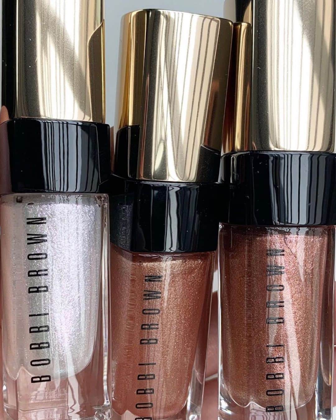 のインスタグラム：「Ready for three new ways to shine this holiday season? Our limited-edition Luxe Liquid Lip Rich Lustre shades have a sparkling finish perfect for party season.  The Breakdown (L to R): Luxe Liquid Lip in Crystal Ball, Sparkling Sand, Gold Star  Pc: @bbpro_th_ouiworapan  #bobbibrown #luxelip #mua #makeuptips #lipglosspoppin #beautytrends #glowinglips #pinklip #glittermakeup #holidaymakeup」