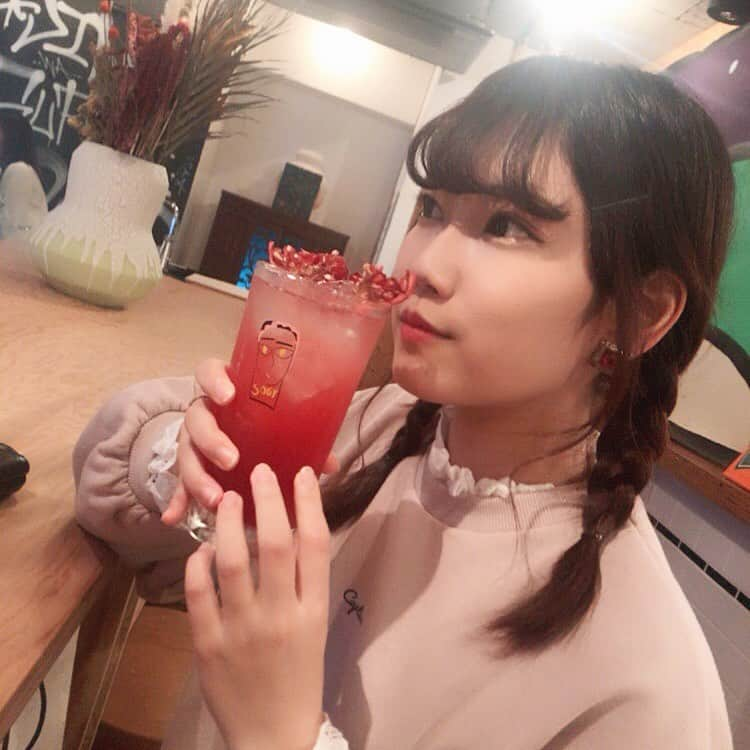 河原美結のインスタグラム：「・ ・ ザクロサワー珍しい!!! #makeup #fashion #autumnfashion #portrait #bar #sour #sour原宿 #キャットストリート #ザクロサワー #ザクロ #ポートレート #みつあみ #オータムコーデ」