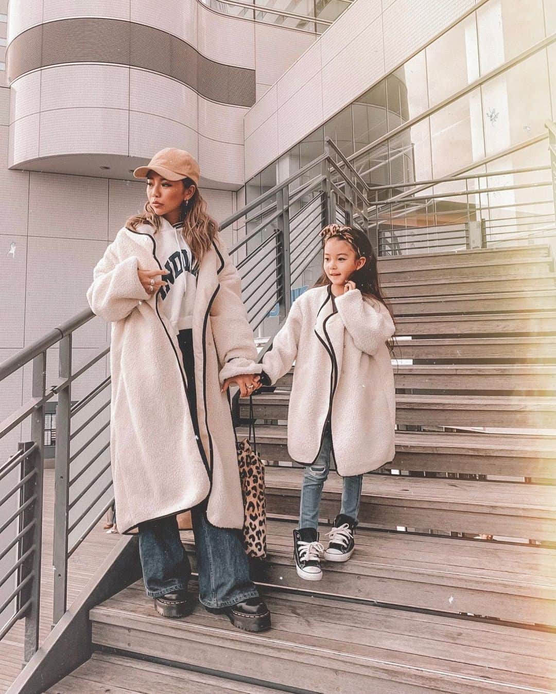 ✷kana✷のインスタグラム：「🌈 . . 今日はわちゃわちゃ女子会でした🥳 @laulea_shop  のお揃いアイテムまたまた❤︎ パイピングボアコート可愛いーー 薄手だけど裏地しっかりあったかい！ 今日は少し暑かったかな〜🍂」