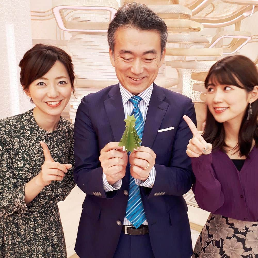 フジテレビ「プライムニュース イブニング」さんのインスタグラム写真 - (フジテレビ「プライムニュース イブニング」Instagram)「今年もあと1ヵ月でクリスマスイブ🎅。﻿ 早いですね～🤔。﻿ 簡素なクリスマスツリー🎄を 用意してみました。﻿ ツリーに見えますか❓﻿ フジテレビのロビーには﻿ 大きなツリーが登場しました☺️。﻿ ﻿ さて、きのうの内田アナのスカートは、﻿ 『攻め柄』😁でしたが﻿ きょうは花柄で甘い感じの衣装。﻿ 2日間でギャップが大きいなぁ😆。﻿ ﻿ #竹内友佳﻿ トップス、スカート #epocatheshop @epocatheshop_offcial﻿ アクセサリー #お世話や @osewaya_official﻿ #奥寺健　@fujitv_announcer﻿ #内田嶺衣奈 @reina.uchida﻿ セットアップ #tonal @tonal_official﻿ ﻿ #11月24日 #あと1カ月でクリスマスイブ #もうすぐ師走 #クリスマスツリー #折り紙でクリスマスツリー #ギャップ萌え #連写 #加藤綾子 #風間晋 #木村拓也 #酒井千佳 #荘口彰久 #副島淳 #福原直英 #佐々木恭子 #小澤陽子 #海老原優香 #安宅晃樹 ﻿ #フジテレビ #アナウンサー #ライブニュースイット」11月24日 21時10分 - livenews_it