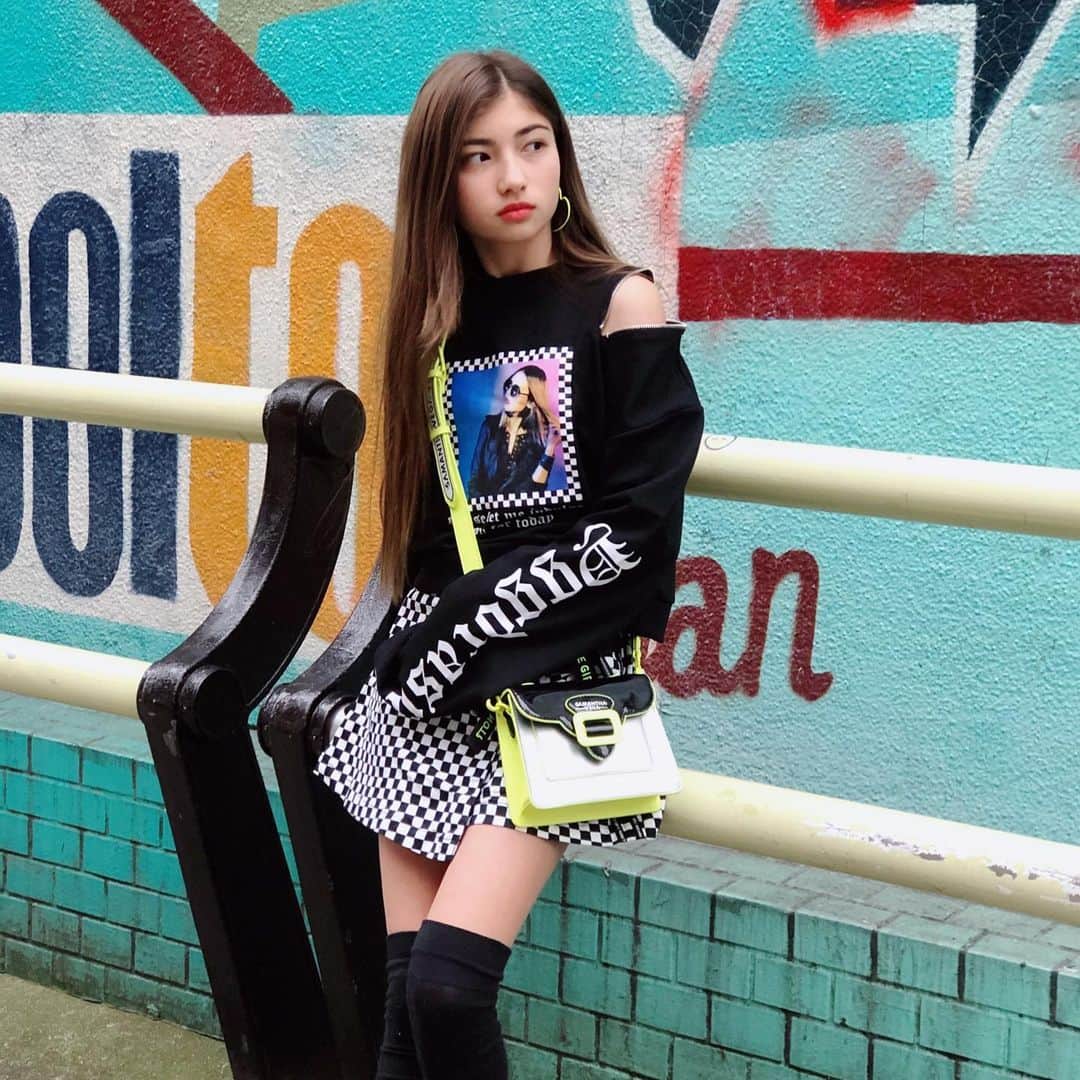 のインスタグラム：「ootd❤︎ ❤︎ ・ 一目ぼれで買ったSPPINSのトップスに合わせたコーデ^ ^  ネオンカラーをアクセントに！  Tops→#SPPINS @spinns_official  Bottoms→#pinklatte Bag→#samanthavega @samantha.vega_official  Shoes→#Wego ・ ・ ・  #ootd #今日のコーデ  #blackwhite #モノトーンコーデ #アクセントに #ネオンカラー #neon #カッコかわいく #おしゃれさんと繋がりたい #休日コーデ #model #jazzdance #lesson #たのしい #宿題いっぱい #帰ったらやんなきゃ」