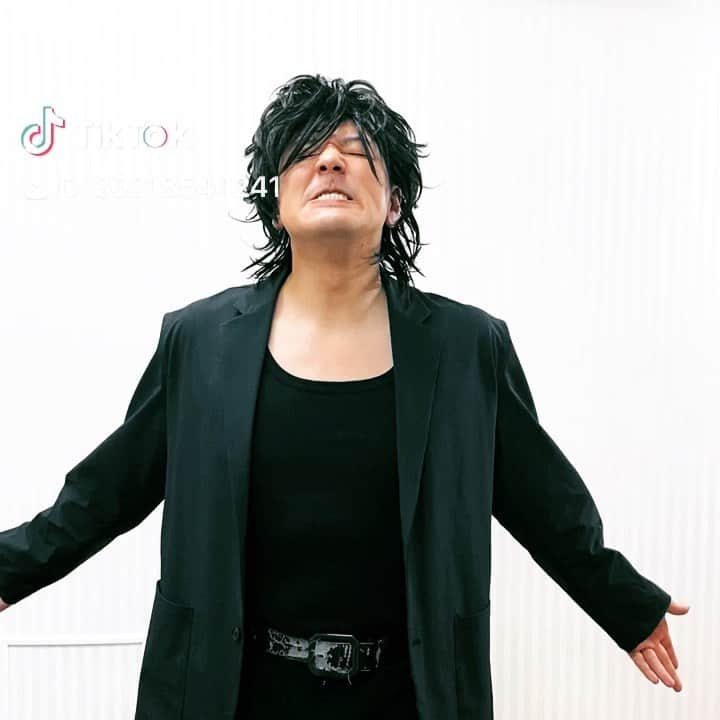 長田庄平のインスタグラム：「もしも氷室京介がファミリーマートの入り口だったら  #氷室京介 #もしもシリーズ #ものまね  #ファミリーマート #魂を抱いてくれ #tiktok」