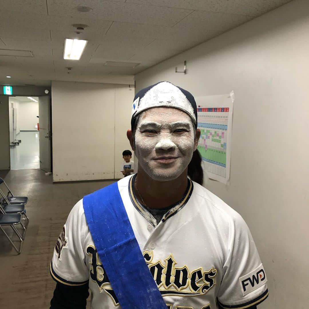 白崎浩之さんのインスタグラム写真 - (白崎浩之Instagram)「2019年のファン感謝デー皆さまお楽しみ頂けたでしょうか。 まだバファローズに在籍して1年半ですが、いつも皆さまの温かく熱い応援が私たち選手の支えになっております。 また来年もよろしくお願い致します。 #めっちゃ真面目な文章からの #写真よ笑 #比屋根彰人 #中川圭太」11月24日 21時22分 - shirasaki_hiroyuki