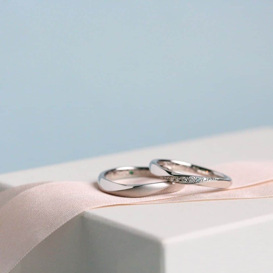 ith / イズ オーダメイド結婚指輪さんのインスタグラム写真 - (ith / イズ オーダメイド結婚指輪Instagram)「斜めに流れるようなフォルムが 美しく上品なマルカート。 . 女性の指輪の表面には お二人の想いを込めた、 ブルーダイヤをお留めしました。 . おとぎ話のシンデレラのドレスが ブルーなのは、 幸せのおまじない "サムシング・フォー" が 由来しているそうです。 . ブルーダイヤがお二人のもとにも たくさんの幸せを運んできてくれますように。 . . ▽ 指輪について 結婚指輪(男性)：マルカート Pt900：99,000円〜 . 結婚指輪(女性)：マルカート Pt900：129,000円〜 . . 公式ハッシュタグ🤳✨ #イズマリッジ . . #結婚指輪 #婚約指輪 #プロポーズ #マリッジリング #エンゲージリング #指輪 #ダイヤモンド #ブライダルリング #婚約 #プレ花嫁 #ペアリング #指輪選び #ウェディングドレス #ナチュラルウェディング #指輪探し #結婚指輪探し #ゴールドリング #オーダーメイドリング #結婚指輪オーダー #オーダーメイド #花嫁 #2019冬婚 #2020春婚 #2020夏婚 #一生もの #ブルーダイヤ #シンデレラブルー」11月24日 21時15分 - ith_marriage