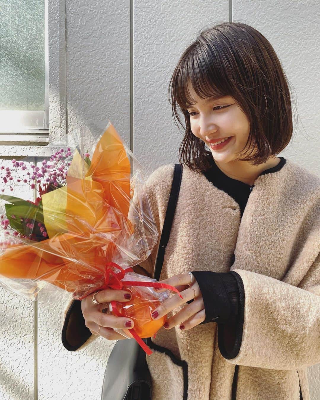 村田倫子さんのインスタグラム写真 - (村田倫子Instagram)「妹からお花をもらった。🌷(誕プレ) うれしいな☺︎ #りんこーで は韓国で買い付けてきた @isntshe_official のお洋服です。 (アウター、ワンピ、バックも)  アウターは今日から発売よーーーー！ もこもこもこ。 🐑」11月24日 21時16分 - rinco1023