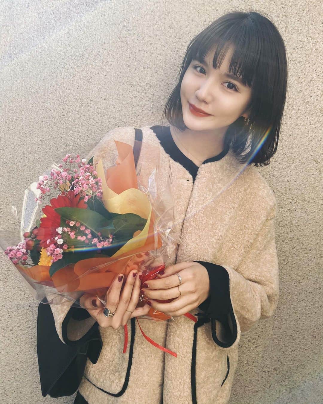 村田倫子さんのインスタグラム写真 - (村田倫子Instagram)「妹からお花をもらった。🌷(誕プレ) うれしいな☺︎ #りんこーで は韓国で買い付けてきた @isntshe_official のお洋服です。 (アウター、ワンピ、バックも)  アウターは今日から発売よーーーー！ もこもこもこ。 🐑」11月24日 21時16分 - rinco1023