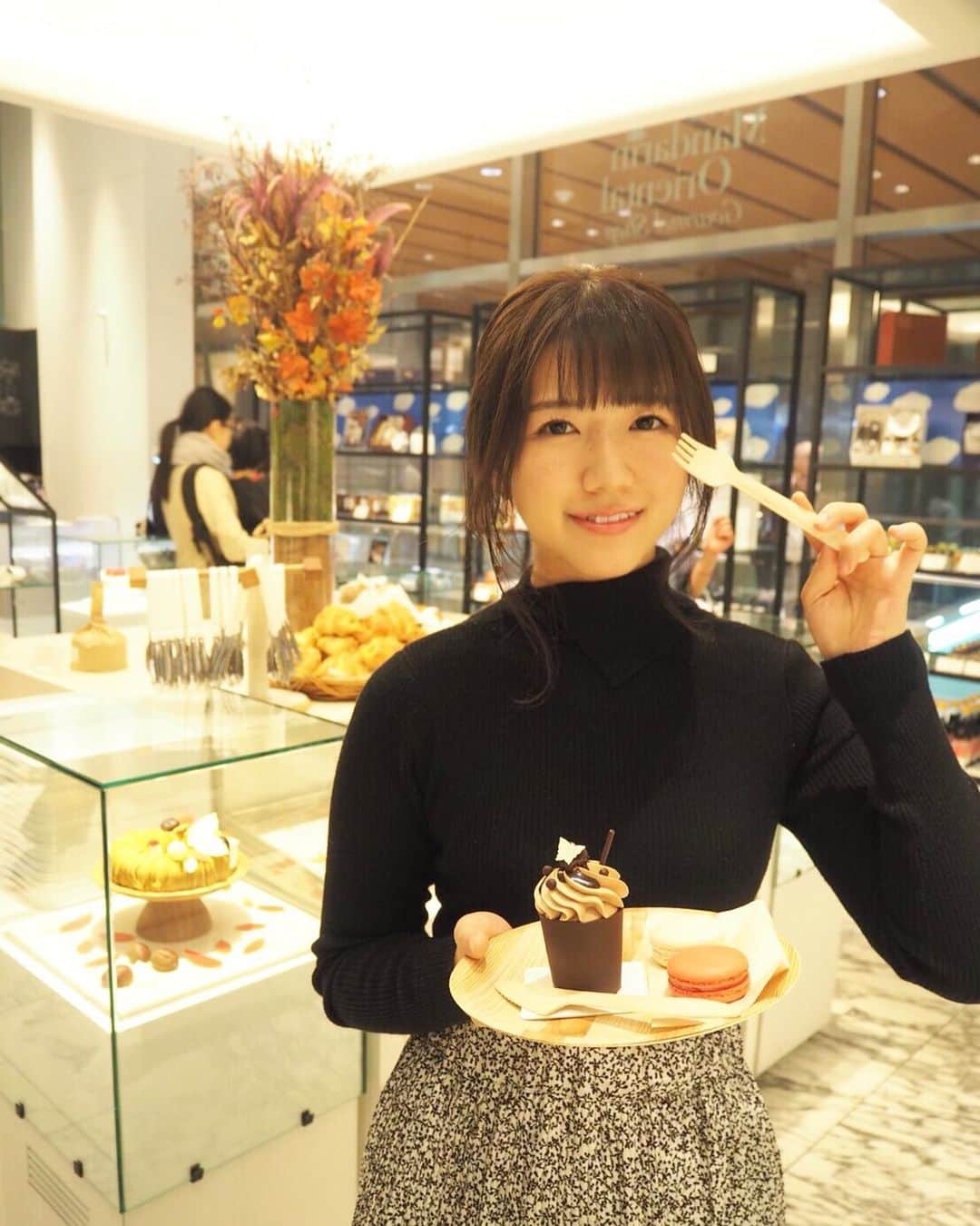 城田夏奈のインスタグラム：「. . .  Gourmet Shop by Mandarin Oriental, Tokyo  にて休憩🍰☕️ 🍰 落ち着いたお洒落な店内とテラス席もありとても充実した時間を過ごせました😊  マカロンもふあふあした生地で美味しかった🥺💕 #gourmetshopbymandarinorientaltokyo Oriental, Tokyo  #マンダリンオリエンタル東京」