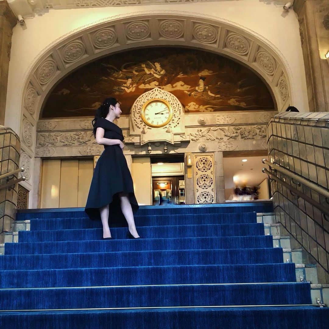 mautyanさんのインスタグラム写真 - (mautyanInstagram)「ホテルニューグランドの結婚式に参加💒  #ホテルニューグランド横浜 #リトルブラックドレス #パール #中華街 #元町中華街 #本館大階段 #時計 #絨毯 #ブルー #パール #instcool #japan #パーティー #歴史的建造物 #階段 #beautiful #likeforlikes #enjoy #dayoff #black #パーティードレス #ヘアアレンジ」11月24日 21時18分 - mautyan