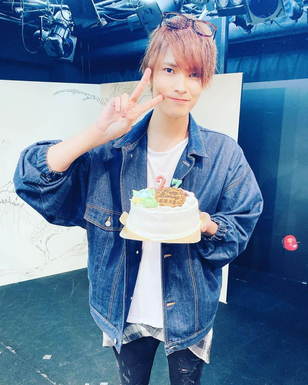 若菜太喜さんのインスタグラム写真 - (若菜太喜Instagram)「誕生日お祝いしてもらいました❤️ 幸せ者です。 誕生日は12/5です！ また当日にお祝いしてください笑 #26歳の僕も残り10日間です #ケーキはファンの方から #キャストのみんなも僕に気付かれないようにしてくれて #みんなが僕のために動いてくれたってのが嬉しくて #本当に幸せです #明日は千秋楽 #最後まで駆け抜けます #お昼だけ少し席の余裕あります #followme #thankyou」11月24日 21時18分 - taiki_wakana