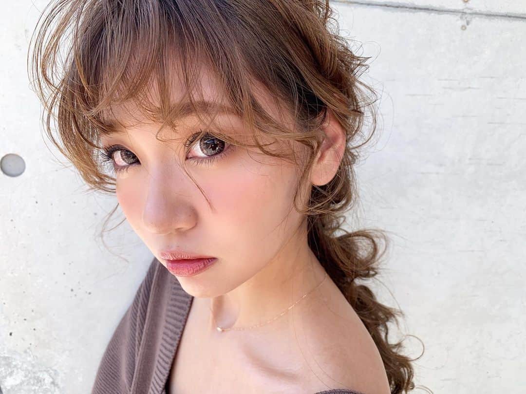 いっちゃん/嶋津 いつみのインスタグラム：「. . 明日はいよいよ編みおろし会コンテスト決勝⭐ . . . . 毎週毎週、高知から数時間かけて レッスンにきてくれはった中川さんの 努力と本気を しっかり表現できるように 今日はコンディション整えて… . 明日を迎えます😎✌🏻✨💨💨💨 . . . . . . . . . #関西  #関西サロモ  #サロンモデル #サロモ #いっちゃん  #フリーモデル #関西モデル  #あざといっちゃん #かわいっちゃん #いっちゃんコーデ #ブライダルモデル #アレンジモデル #ヘアカラー  #ヘアアレンジ #ootd .」