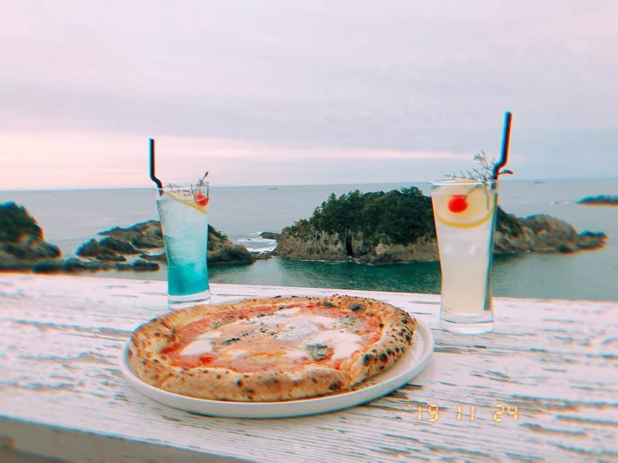指出瑞貴さんのインスタグラム写真 - (指出瑞貴Instagram)「りなちゃん🦒💜 ご飯🍕🍝美味しすぎました！遠くまで来た甲斐があった！！海を眺めながら食べれて幸せ〜海大好きだ〜💙💗　#BUSH」11月24日 21時28分 - sashidemizuki