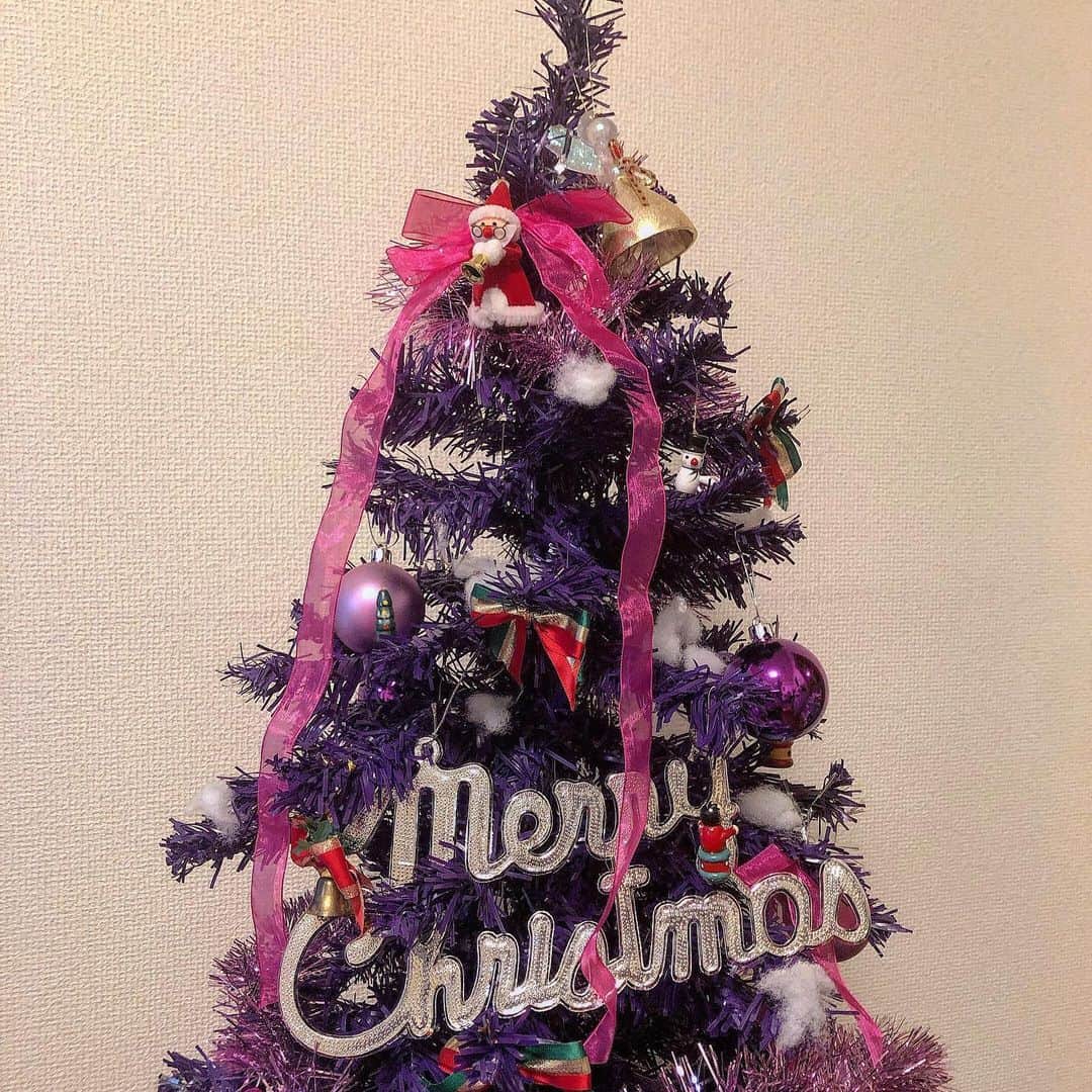 日下部美愛のインスタグラム：「🎄 まだ12月じゃないけどクリスマスツリー出しちゃった〜〜 一番好きな季節 #christmas #christmastree #photo」