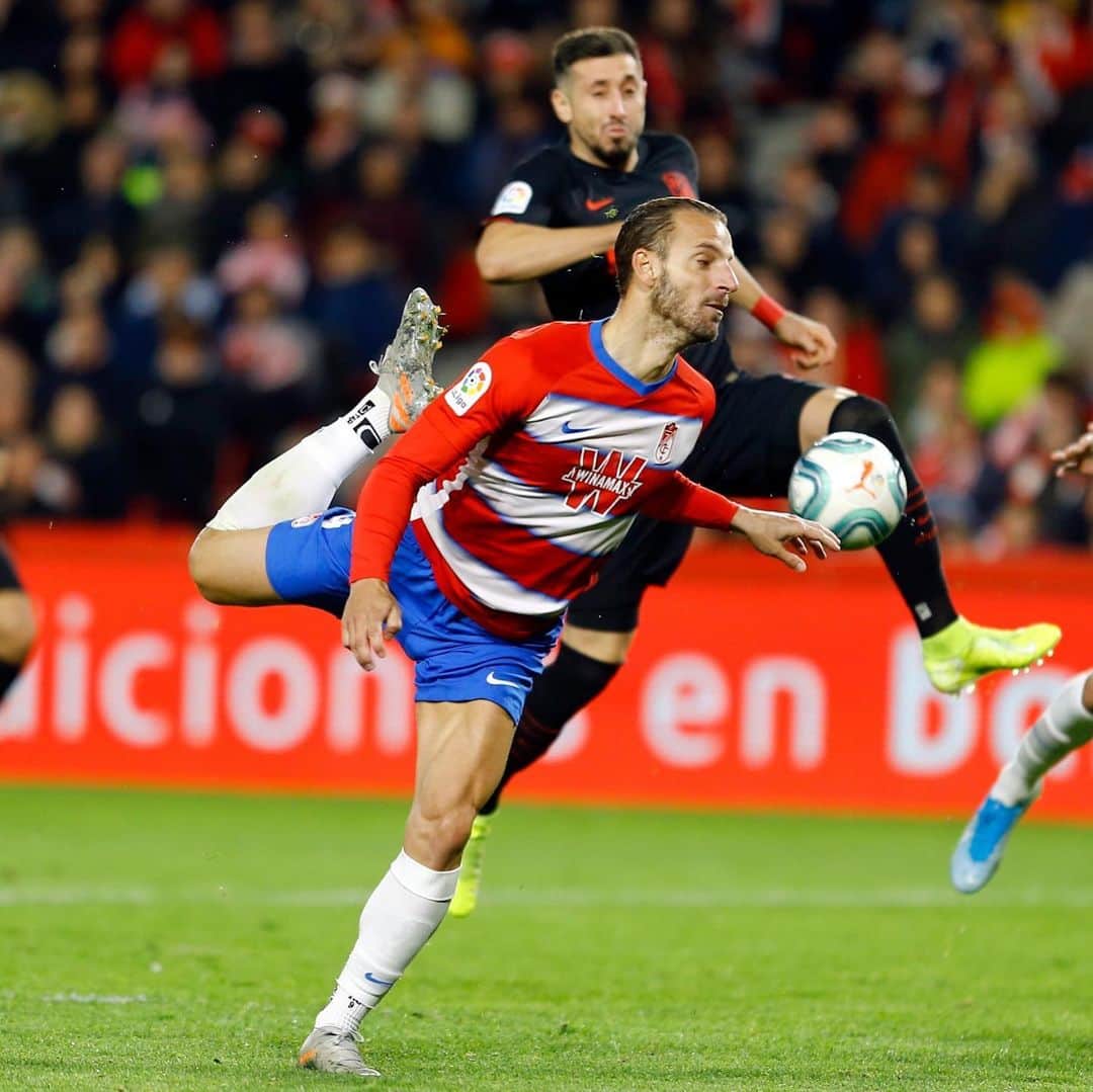 ロベルト・ソルダードのインスタグラム：「Punto importante. Partido en el que entregamos todo y sentimos el calor de nuestra gente.  #VamosmiGranada #EternaLucha 🔴⚪」