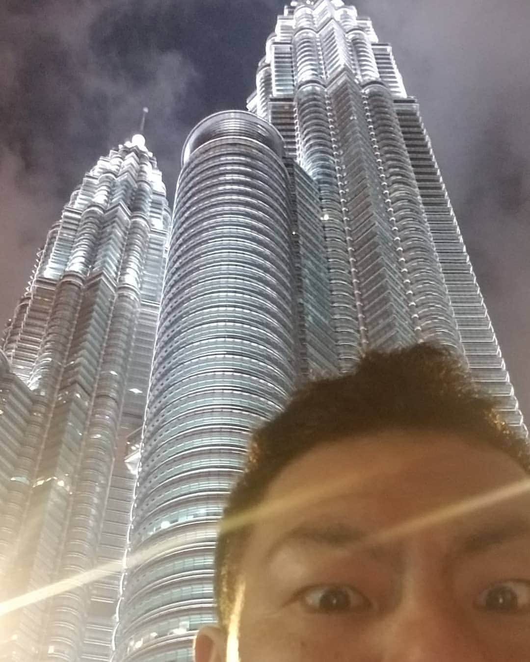 太田芳伸のインスタグラム：「今からマレーシア🇲🇾から帰りまーす🎵  刺激的な３日間でした‼️ 日本に着くのは朝かな⁉️ 飛行機では爆睡したいと思います✨  インスタライブ出来ずにごめんなしいm(_ _)m ホテル帰ってきたの夜長２時でした😭  また日本でしたいと思います🎵」