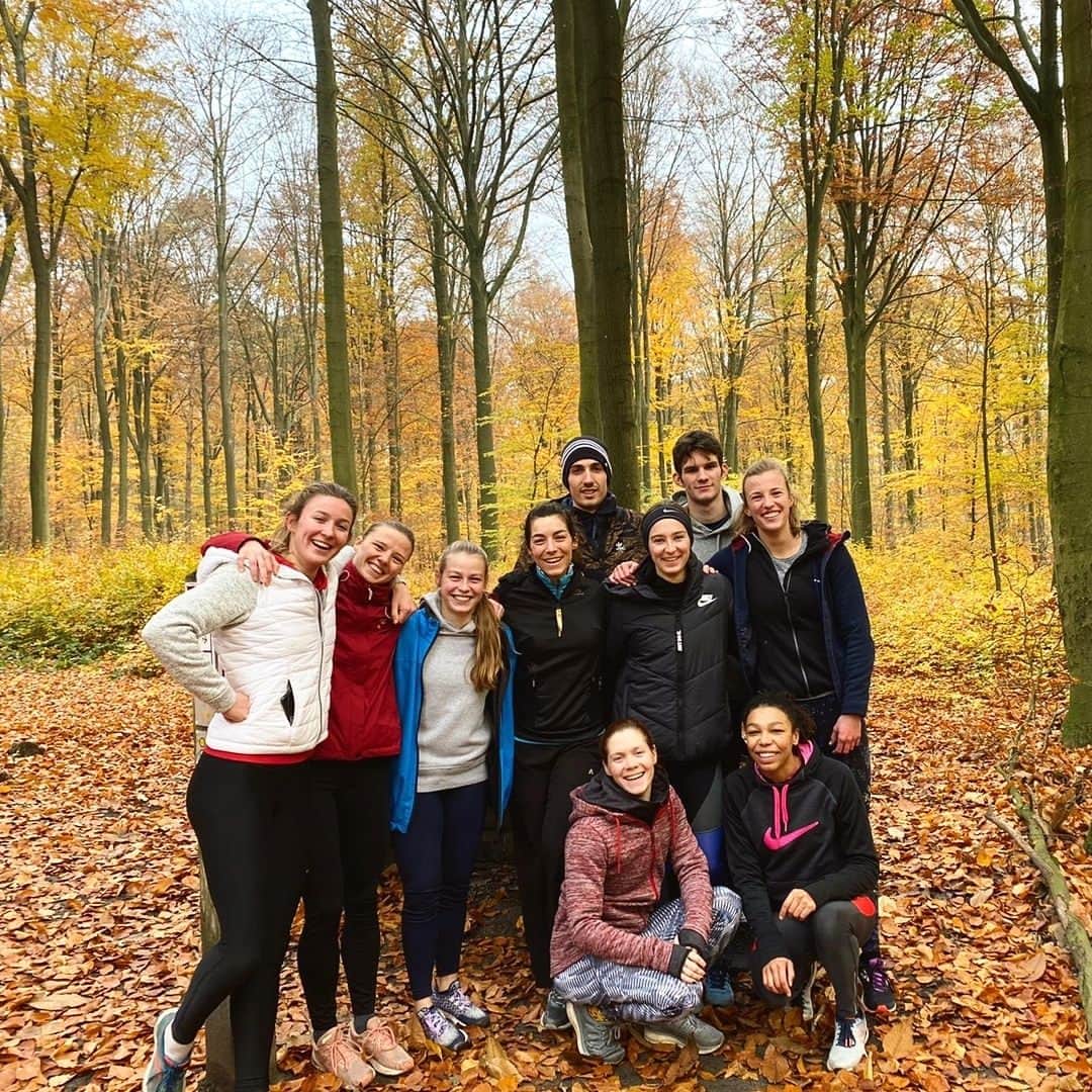 Paulien COUCKUYTさんのインスタグラム写真 - (Paulien COUCKUYTInstagram)「It was a good one !👌🏼 ✅Hilltraining in this colourful nature! ✅An awesome, motivated group friends! ✅ Lactate in the legs: really needed my recupshake afterwards 😅 #hilltraining #wintertraining #fuelyourgoal #fuelledbyetixx」11月24日 21時33分 - pauliencouckuyt
