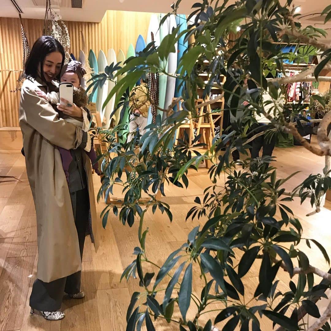 濱中鮎子のインスタグラム：「昨日の。  ジーッと映る姿を覗き込む。  #お嬢と母さん #怒涛の週末😂」