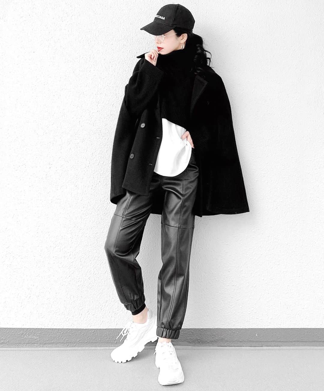 lve_xxxxのインスタグラム：「.﻿ .﻿ ポンチョ(マント)コート🧥の﻿ ご購入を検討頂いている方から﻿ 着まわしのリクエストを頂いたので📨﻿ ﻿ ご検討頂き有難うございます🙇‍♀️﻿ ﻿ @lveu.official ﻿ ☑︎ Poncho coat﻿ BLACK / COFFEE / GRAY﻿ ¥14,000- ＋ tax﻿ ﻿ 個人的にはカジュアルに投入するのも﻿ 有りよりの有りだと思います☺︎﻿ ﻿ ハードル高めに感じる﻿ コートですが、なんでも合います😂👍笑﻿ ﻿ ﻿ CAPにスウェットにレザーパンツ﻿ スニーカーってゆーTHE casualに﻿ 羽織ると一気にお洒落感出る気がする👏﻿ #自画自賛 😂爆﻿ ﻿ 是非ご検討下さいませ🖤🙇‍♀️﻿ ﻿ ﻿ その他コーデアイテム詳細は﻿ WEARをご覧くださいませ。﻿ ﻿ WEAR ： lvexxxx ﻿ 💻 https://wear.jp/sp/lvexxxx/﻿ ﻿ －－－－－－－－－－－－－－－－－－﻿ ﻿ 📢コメント頂ける際は、﻿ 最新投稿にお願い致します。﻿ ﻿ 過去投稿に頂いた際、気がつかない事もあり﻿ お返事致しかねる場合が御座います🙇‍♀ ️﻿ ﻿」