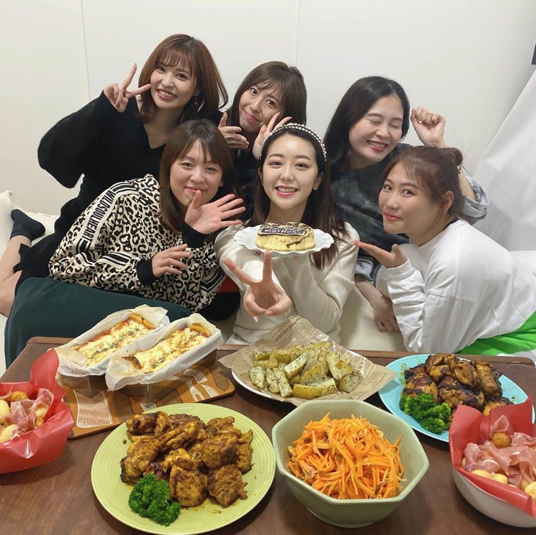 みはとのインスタグラム：「実はカウントダウンも当日もみんなでお祝いしてた🥰 みぃちゃんお誕生日おめでとう❤️ ・ ・ #happybirthday ＃お誕生日 #ホームパーティー #わかごはん」