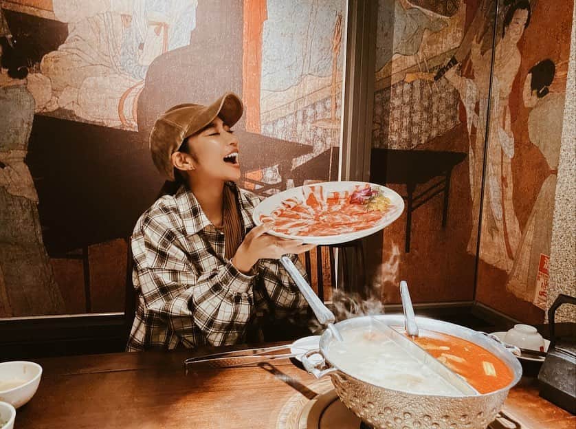 佐藤あずみのインスタグラム：「🔥🥘 . 基本的に高雄でのご飯はハウライトに残してます👆 . ここはあずみがどうしても行きたかった火鍋屋さん。 #鼎王麻辣鍋 . まま火鍋初だったけど、美味しいって言ってくれたよかった❤️日本の火鍋より若干香辛料感が強いかなぁ〜？ . ビールも呑んで、2人前の火鍋、お肉は豚と牛で野菜を追加して2人で5000円くらいだったよ！安ぅうぅ🥺これから火鍋が美味しい季節ぅう❤️ . #火鍋 #台湾 #台湾旅行 #高雄 #旅行 #高雄 #taiwan #kaohsiung #travel #🇹🇼 #🔥🥘」
