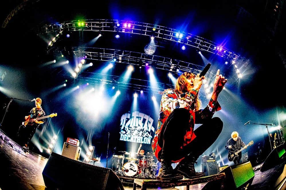 藤原広明のインスタグラム：「仙台GIGS サンボマスター 『デカスロン～強敵と書いて友と呼ぶ～ ″円盤投げ編″』 w）サンボマスター  サンボマスター、そして仙台のあなたにびっくらぶっ！！🦍🦍🦍🦍 photo by @hamanokazushi」