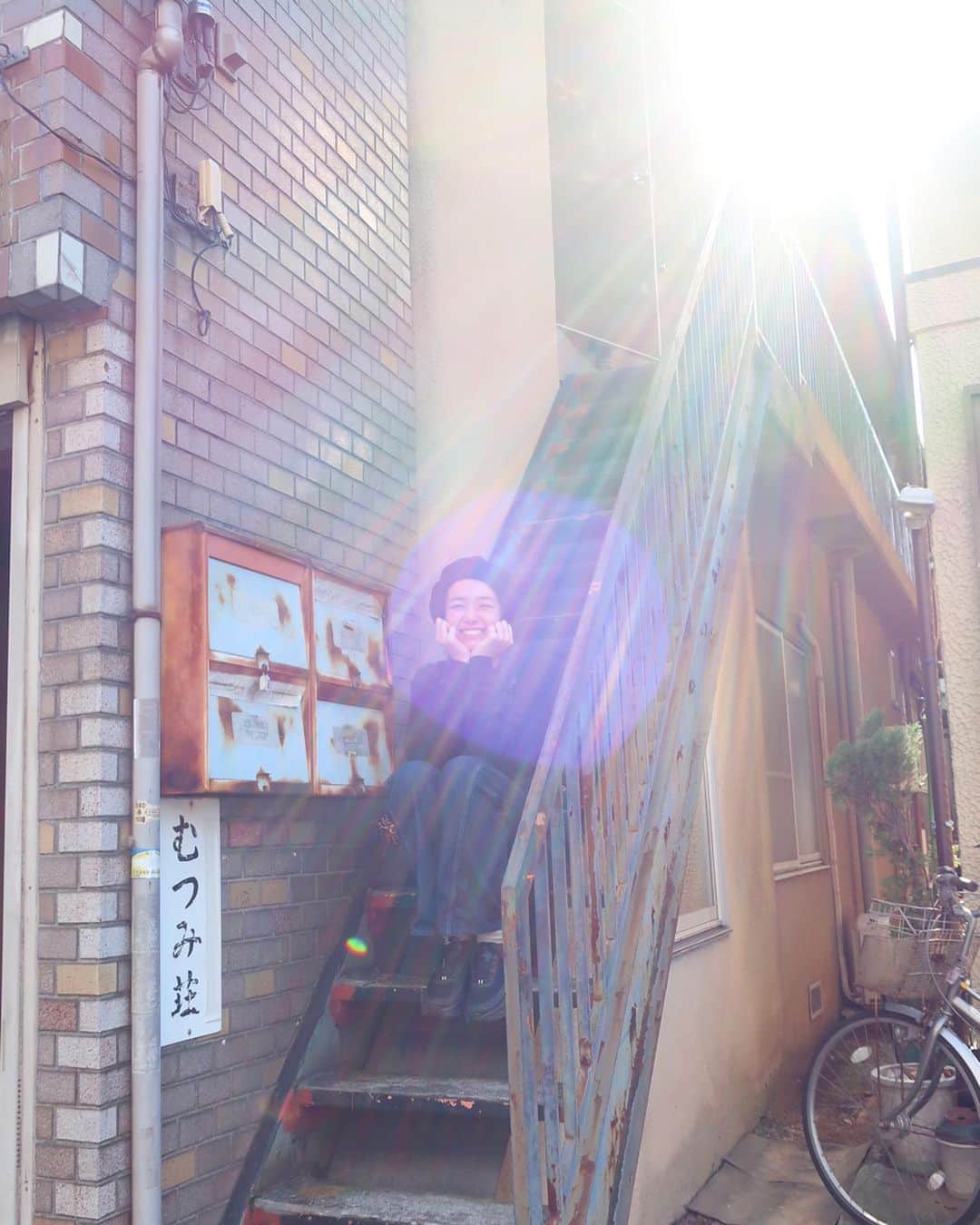 佐藤栞里さんのインスタグラム写真 - (佐藤栞里Instagram)「. "この家住めば都ですか？" 観てくださってありがとうございました☘️ むつみ荘の雰囲気も相まって 気持ちがほっこりする収録だったなと☺️ そして記念に、、 あの場所で写真も撮らせてもらいました！ 途中から光が差してきてなんだかとても幻想的😳 若林さんかもしれないね、なんて スタッフさんと笑いながら話していました☺︎ #昨夜のannkw #夏頃から散りばめられていた見えない嫁が #まさか見えていただなんて #何週もかけて育てたフリだったなんて #ずっとにやにやしながら聞いていたのに #昨日はどっちだどっちだとドキドキしながら聞いていたら #10にしてください #若林さんご結婚おめでとうございます！ #ラジオで一番に話してくれてありがとうございます #感動と笑いが同時にやってくる最高の結婚報告でした #今年はオードリーさんの幸せがいっぱいだなあ #リトルトゥースでよかった」11月24日 21時51分 - satoshiori727